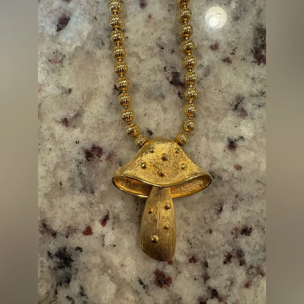Vintage Gold Mushroom Pendant Necklace - Picture 2 of 8